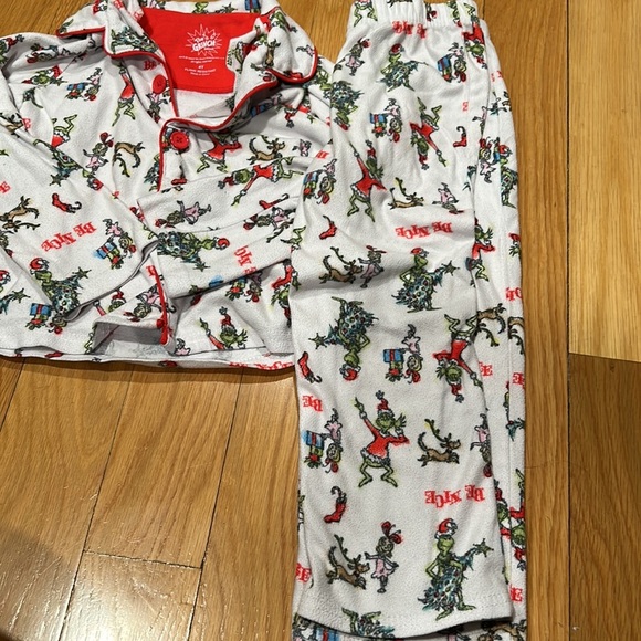 Dr Seuss the grinch 4 t pajamas good condition - Picture 2 of 2